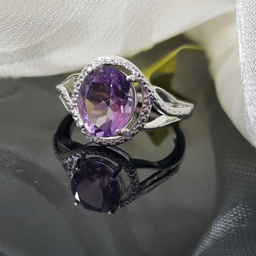 Pure Elegance in this Amethyst Oval - Picture 2 of 7